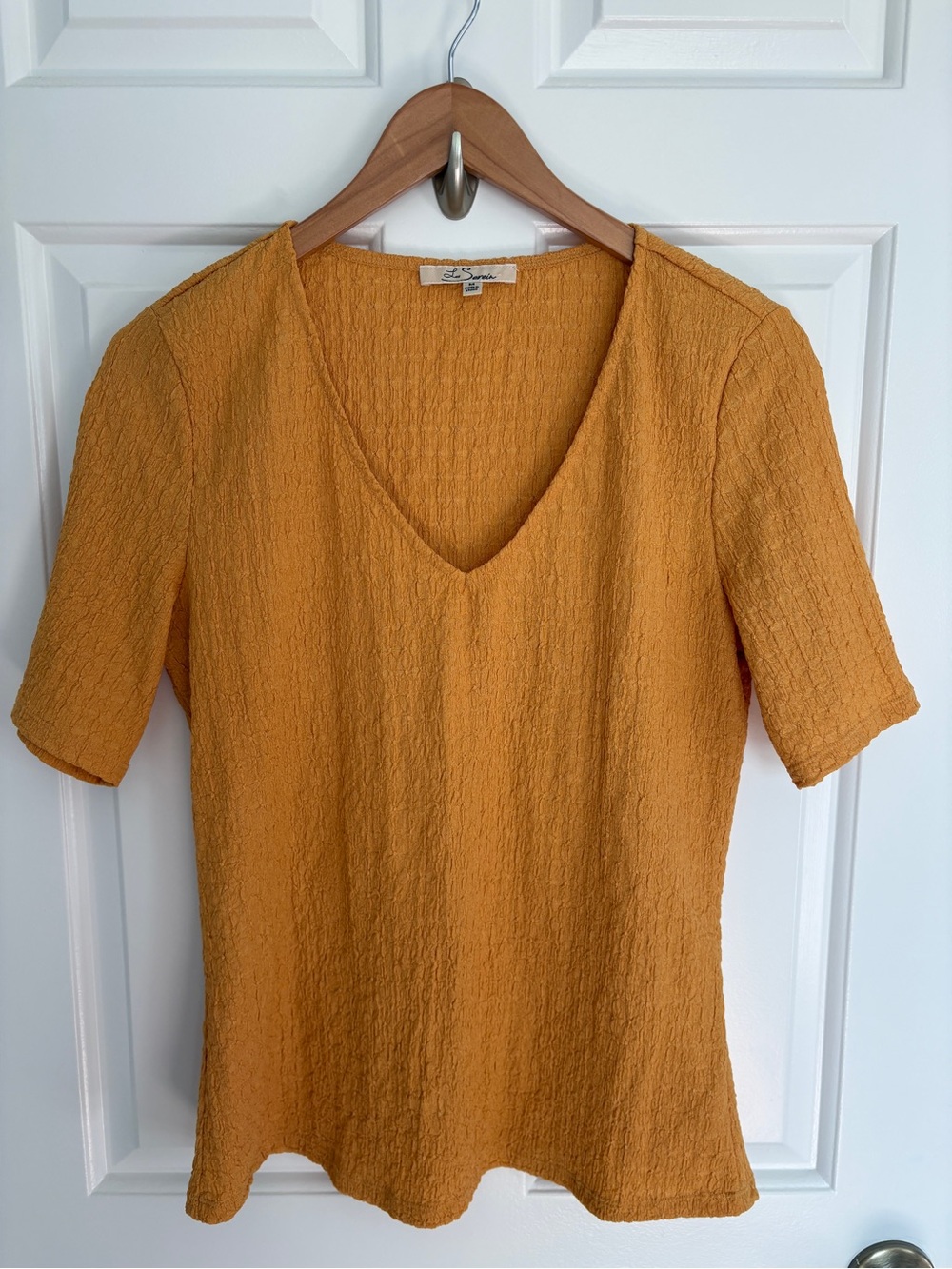 Les Serein Medium Women's Textured V-Neck Short Sleeve Top - Mustard